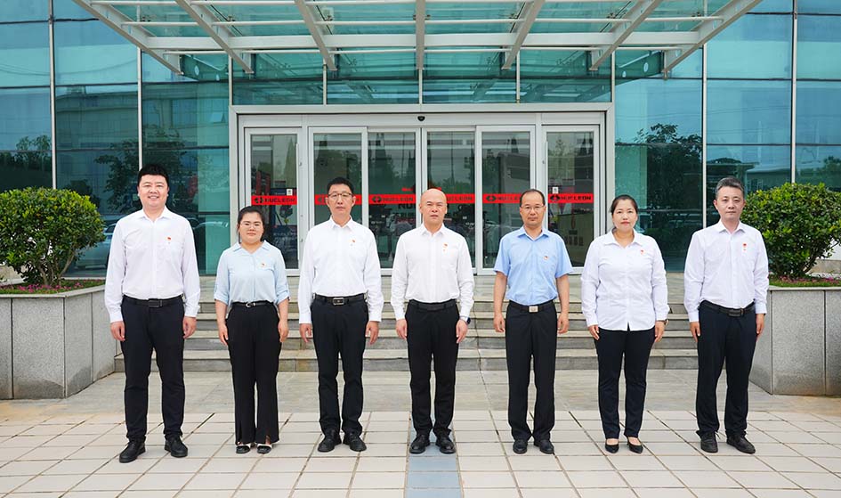 合影(狗子28
中心)